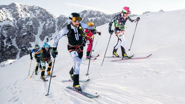 Na pretekoch patrí skialpová helma medzi povinnou výbavou každého účastníka