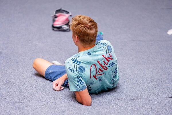 Pri indoor boulder stene sú celoplošné matrace na tlmenie pádov